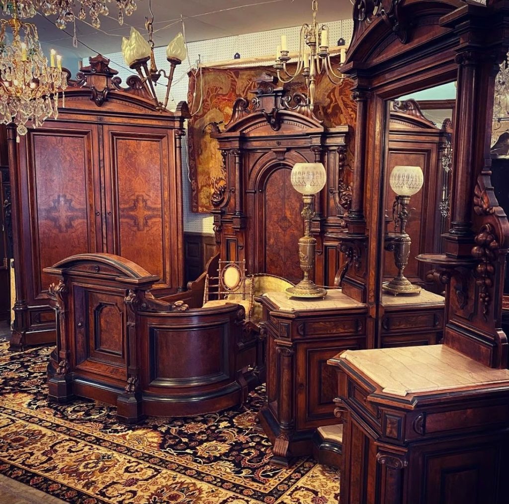 Antique Stores in Adamstown: Alexander's Vault Antiques