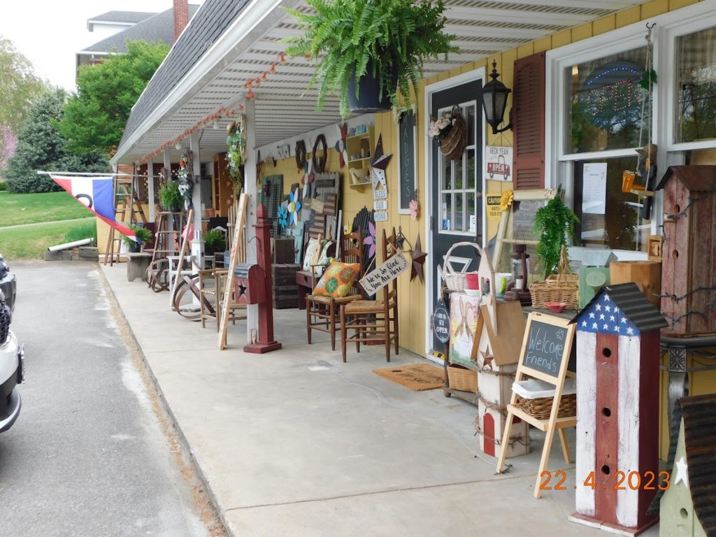 J & R Country Store: Strasburg Gift Shops