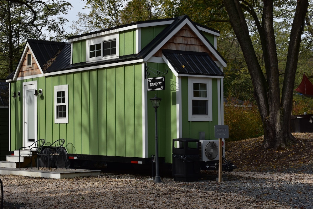 Tiny houses: Elizabethtown Hotels